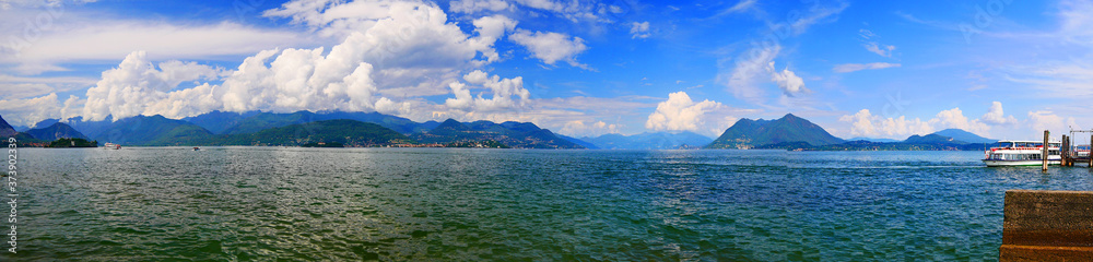 Stresa, Italien: Seepanorama am Lago Maggiore in den italienischen Alpen Stresa, Italien: Seepanorama am Lago Maggiore in den italienischen Alpen