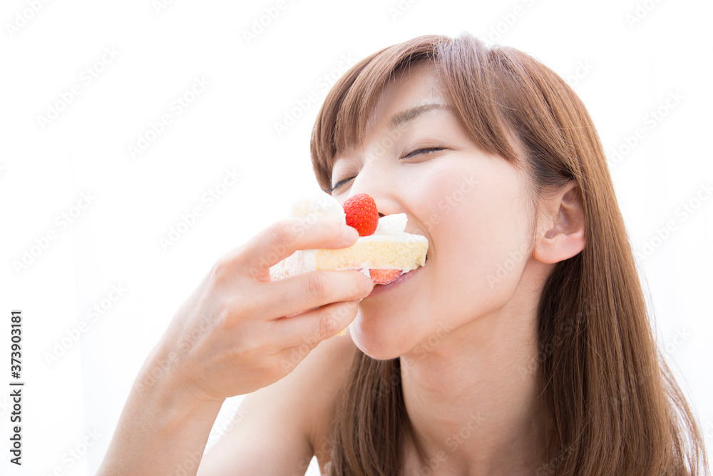 ケーキを食べる女性