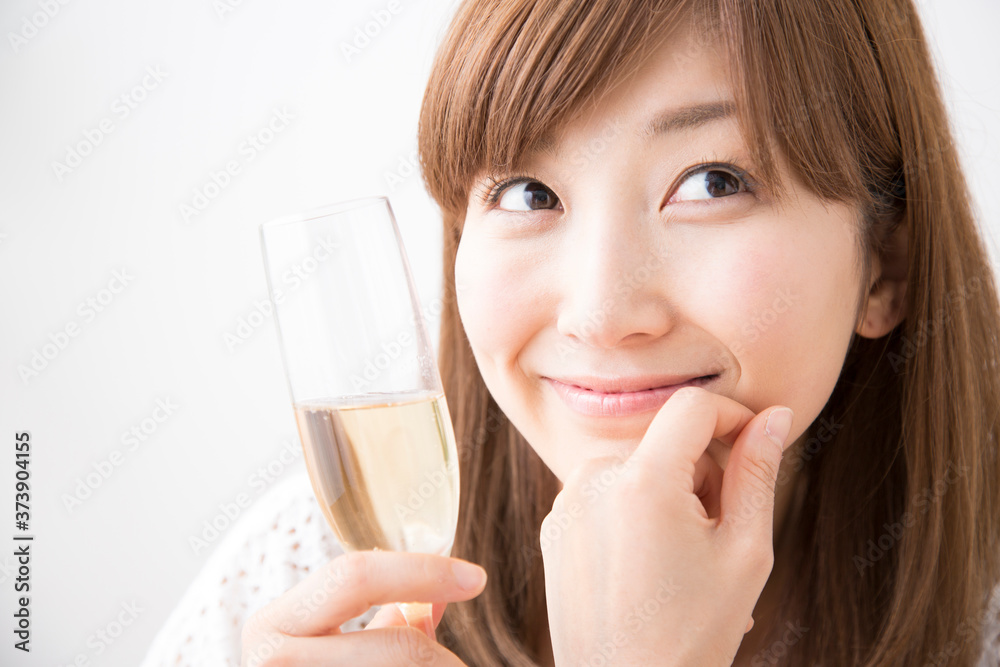 シャンパンを飲む女性 シャンパンを飲む女性