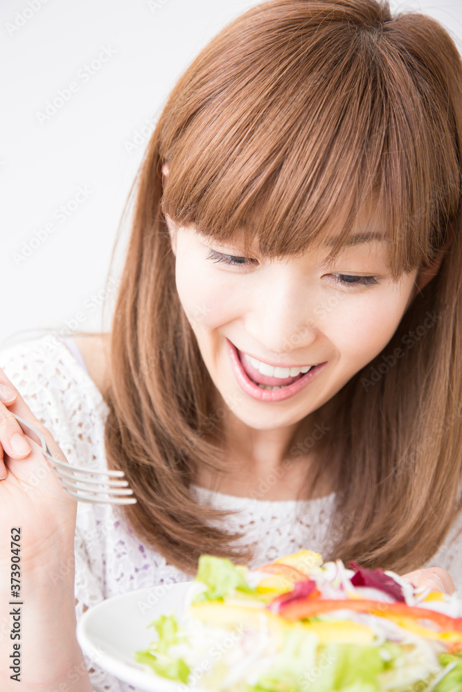 サラダを食べる女性 サラダを食べる女性