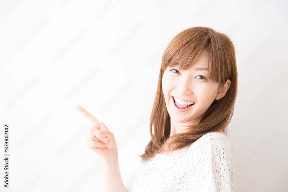 指差しをする女性