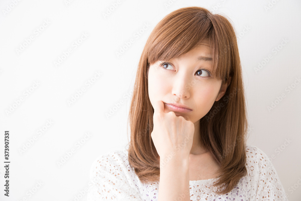 悩む女性 悩む女性
