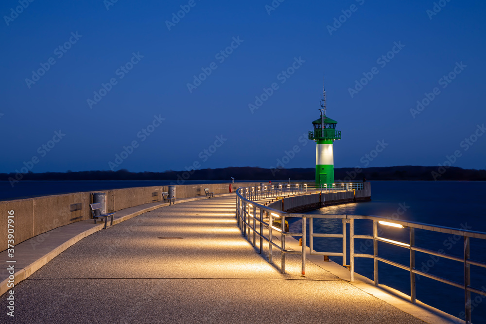 Der grün-weisse Leuchtturm von Travemünde an der Ostsee am Abend