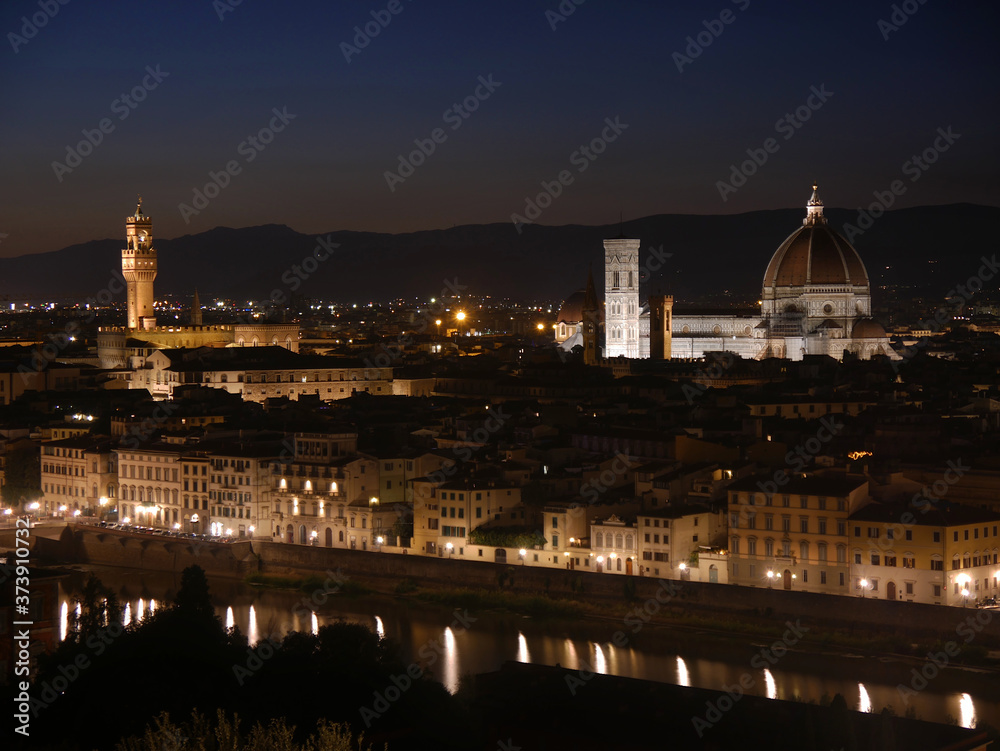 Florenz, Italien: Nächtlicher Blick auf die Stadt