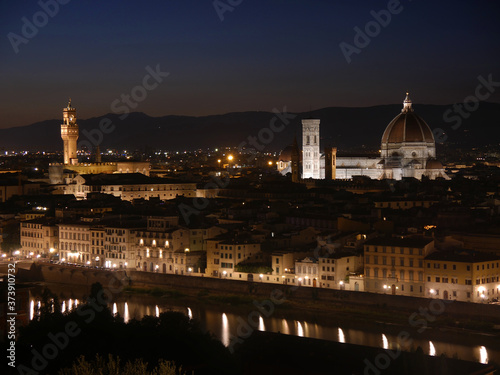 Florenz, Italien: Nächtlicher Blick auf die Stadt