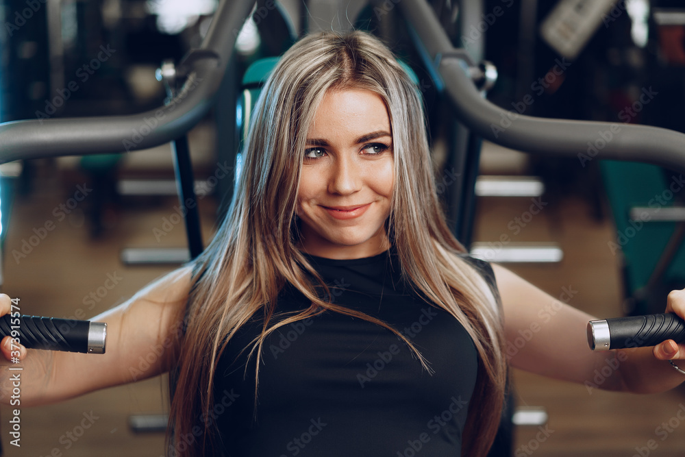 Obraz premium Trener fitness młoda blondynka kobieta robi trening rąk