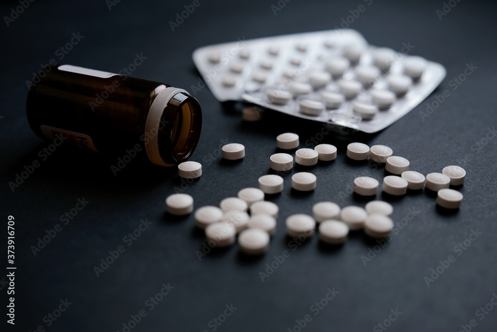 Białe tabletki - lekarstwo na choroby - obrazy, fototapety, plakaty 