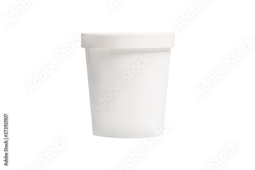 Contenitore in cartoncino bianco per asporto di bevande calde fotografato su sfondo bianco photo