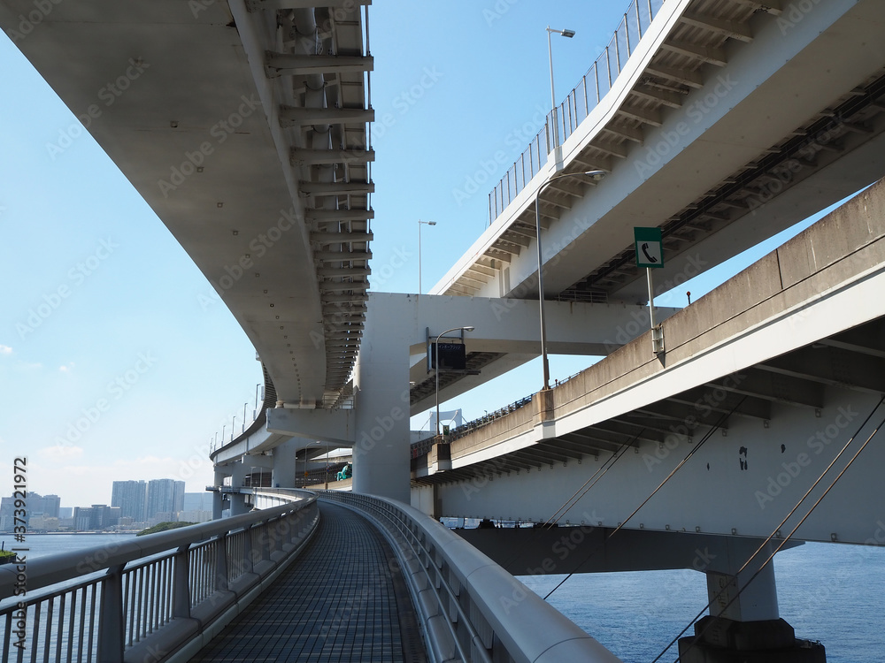 Obraz premium レインボーブリッジの下の遊歩道