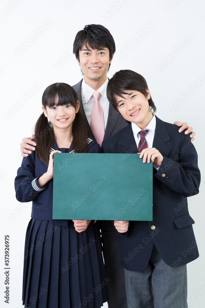 メッセージボードを持つ中学生と教師 メッセージボードを持つ中学生と教師