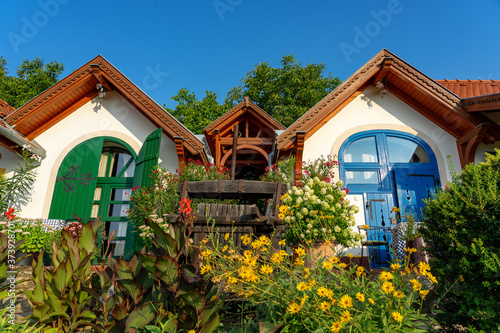 Fotografia Colorful press-houses little dwarfhouses in pecs Hungary with many flowers