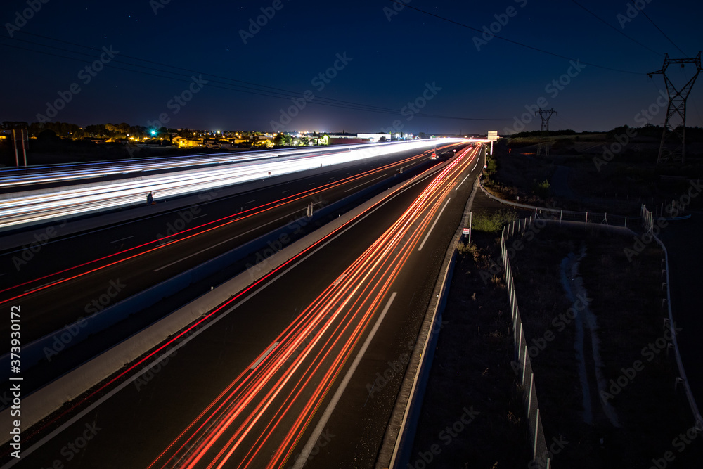 Autoroutes A9 et A709 entre Nîmes et Montpellier de nuit en longue exposition (light trails)