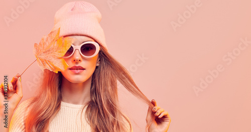 Billede på lærred Fashionable hipster woman in Trendy autumn fall outfit, stylish hair, makeup