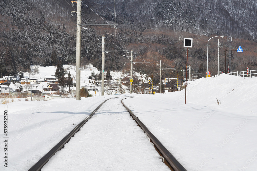 線路が続く冬の静かな雪景色1