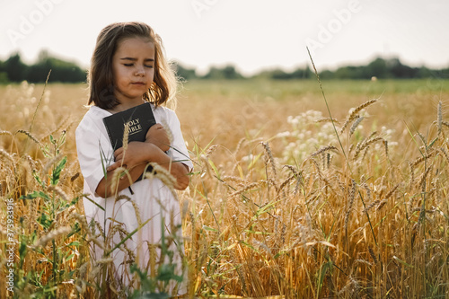 Foto Girl holds bible in her hands