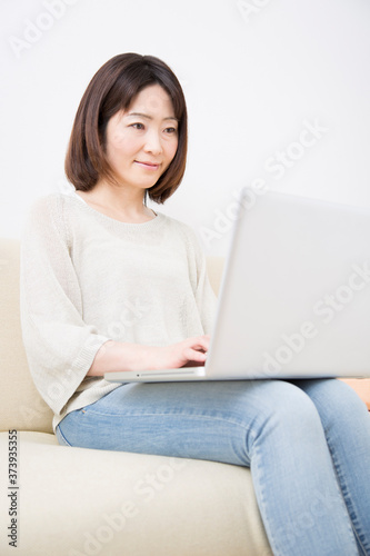 ノートパソコンを見る女性
