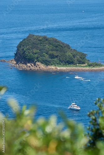 Naklejka 友ヶ島の展望台から見下ろした船と島