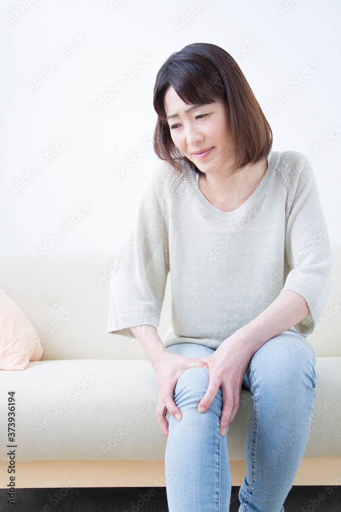 関節痛のミドル女性