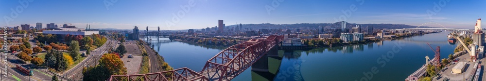 Fototapeta premium Broadway Bridge in Portland Oregon crossing the Willamette River 