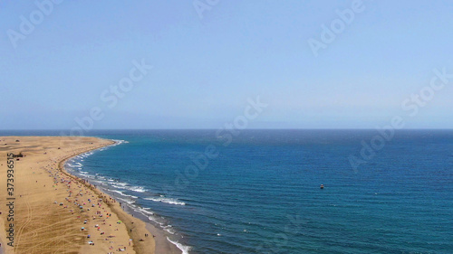 Playa kilométrica de arena fina y rubia junto al mar