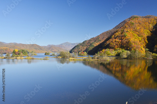 裏磐梯の秋元湖に浮かぶ数々の小島と山々の紅葉 © palzafenon