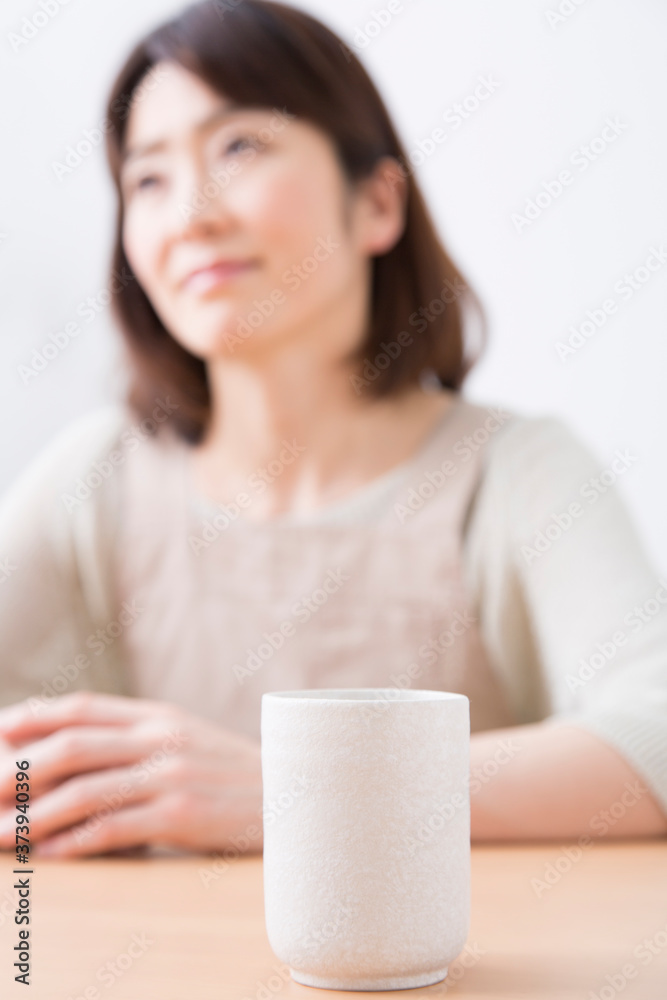 お茶を飲む主婦 お茶を飲む主婦