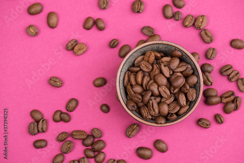 Coffee beans on a pink background, empty copy space © Berit Kessler