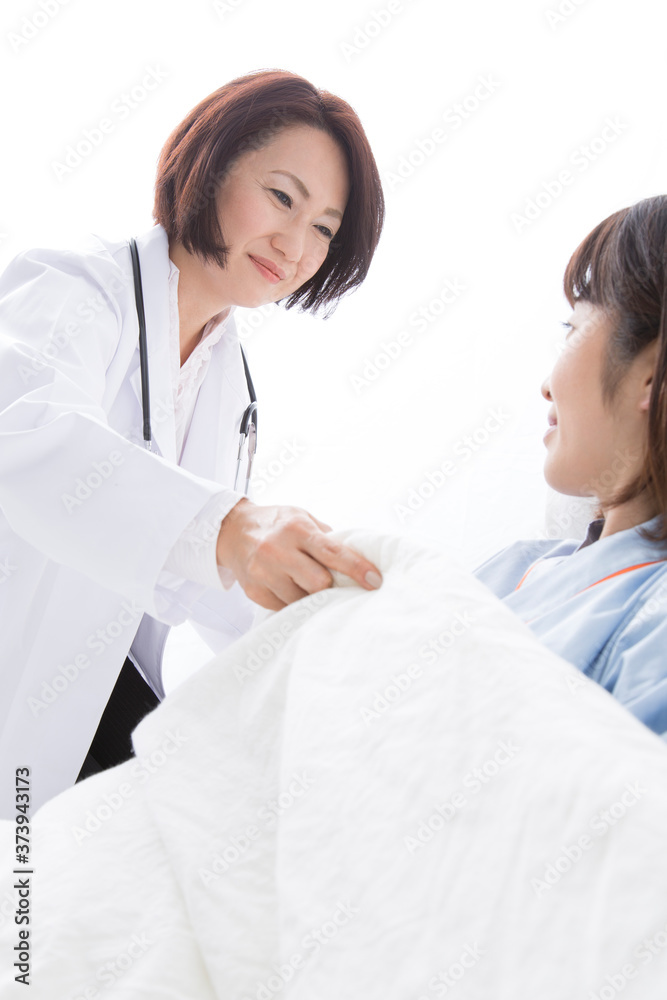 会話する患者と医師