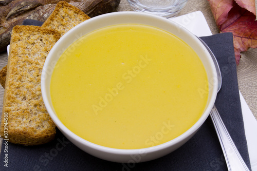 bol de soupe au potiron sur une table