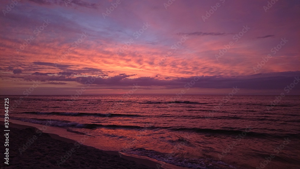 Kolorowe niebo podczas zachodu słońca nad morzem - obrazy, fototapety, plakaty 