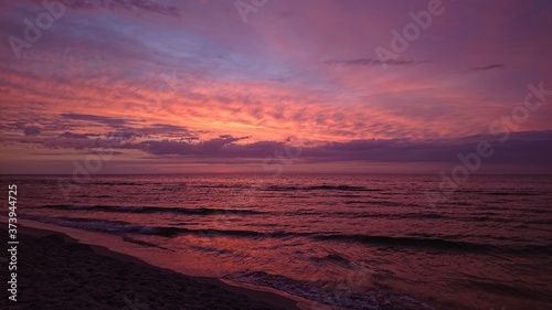 Kolorowe niebo podczas zachodu słońca nad morzem