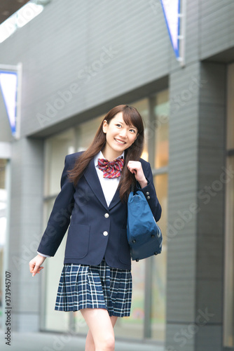 通学する女子高校生