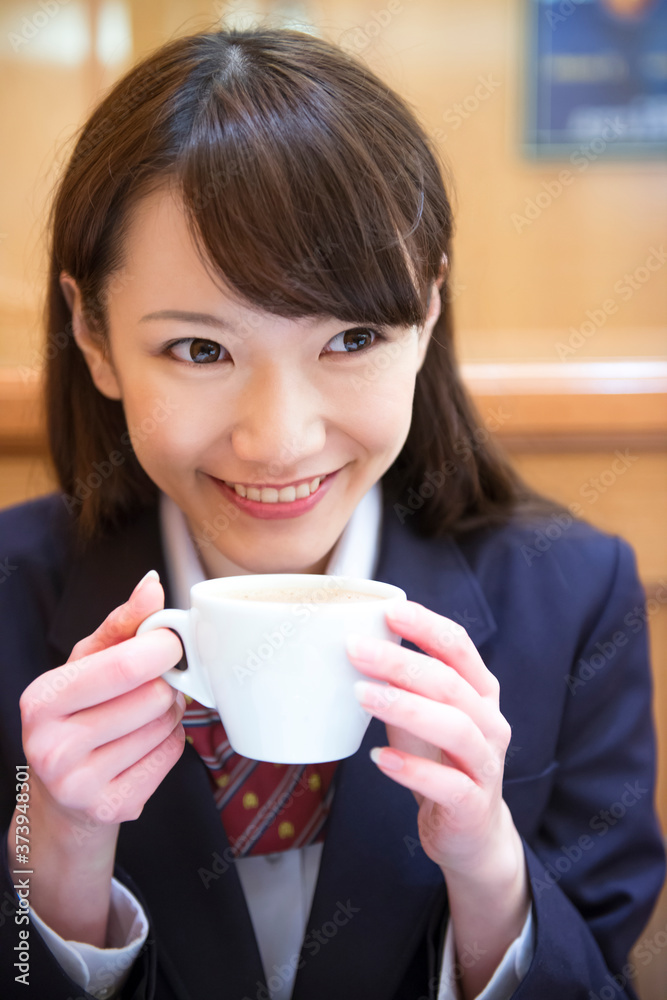 カフェオレを飲む女子高校生 カフェオレを飲む女子高校生