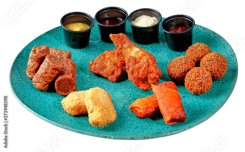 Plato combinado de alitas de pollo, frankfurt, nuggets, bolas de pollo y rollito de primavera con salsas photo