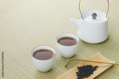 Black tea and tea sets on the table