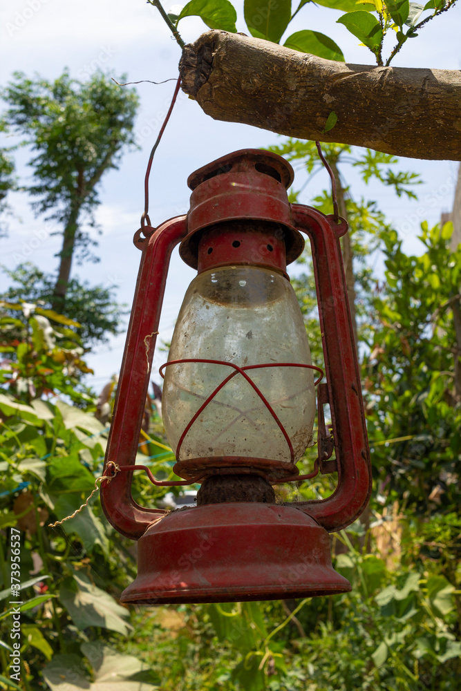 Quinqué antiguo viejo oxidado colgado en árbol méxico latino  latinomaéricano vintage reliquia Stock Photo | Adobe Stock