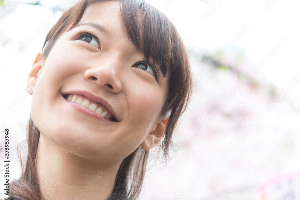 花見する女性 花見する女性
