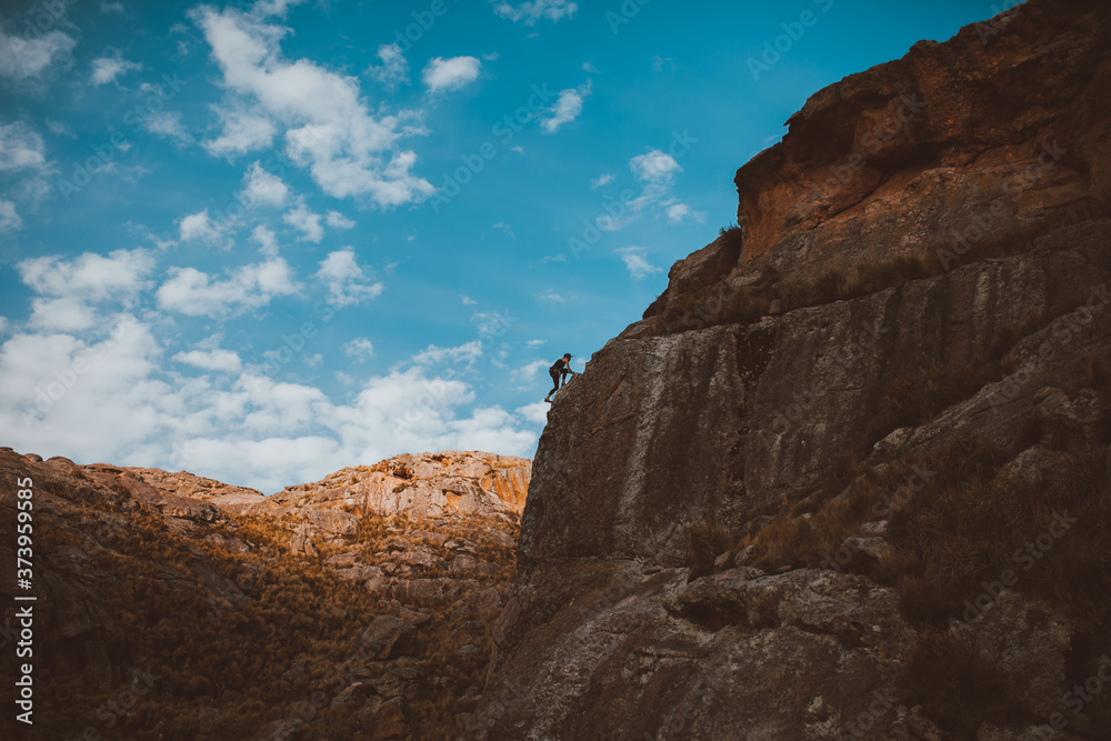 mujer escalando en el cerro