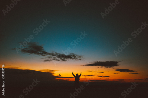 persona disfrutando el atardecer