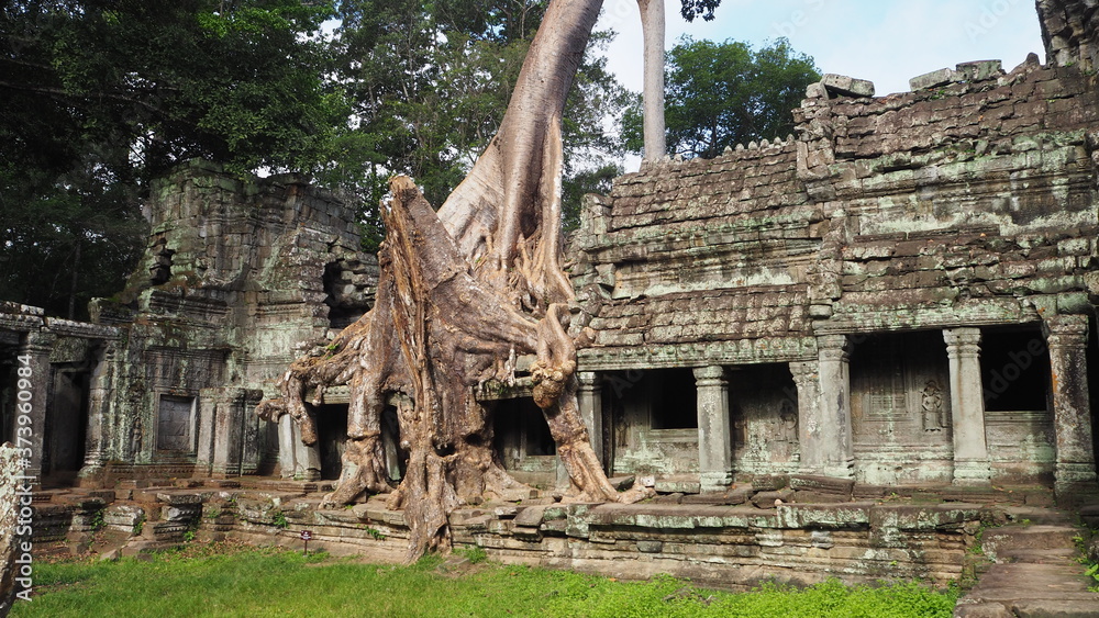 Fototapeta premium Throwback trip in Cambodia Siem Reap. Cambodia Siem Reap－July 25, 2016: Ancient architecture and natural scenery in Angkor Wat Cambodia. Photo taken in Pre Rup, East Mebon, Ta Som, Neak Pean, and Prah