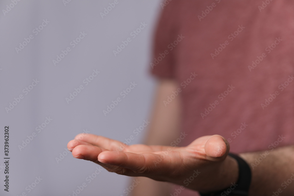 Obraz premium A man holding empty his hand