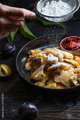 Kaiserschmarrn auf dunklem Teller