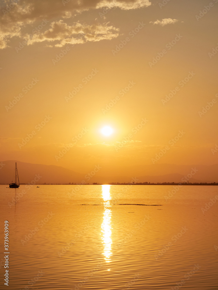 Puesta de sol en la playa del Trabucador del Delta de l'Ebre