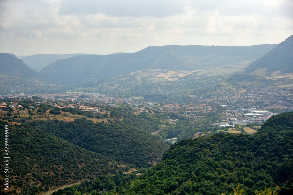 La vallée du Tarn et Millau en arrière plan La vallée du Tarn et Millau en arrière plan