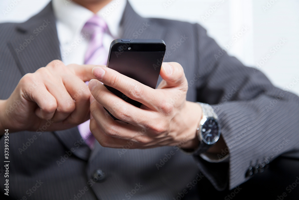 スマホをするビジネスマン スマホをするビジネスマン