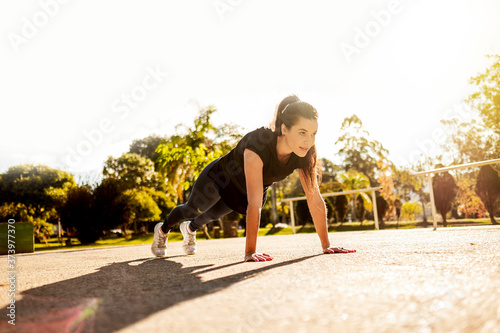  woman practicing physical exercise © Daniel Reche