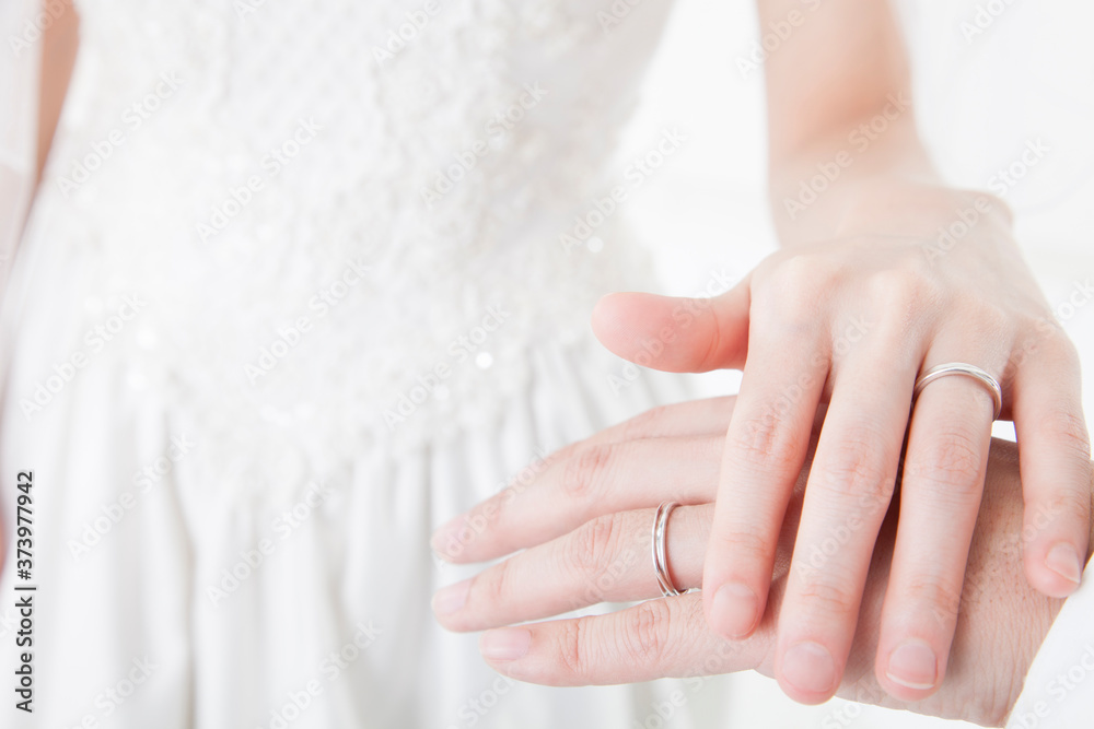 手を重ねる新郎新婦 手を重ねる新郎新婦