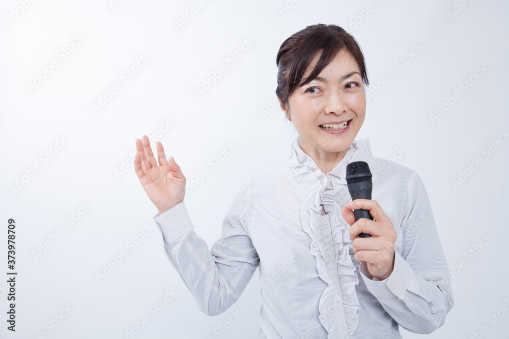 講演する女性講師 講演する女性講師