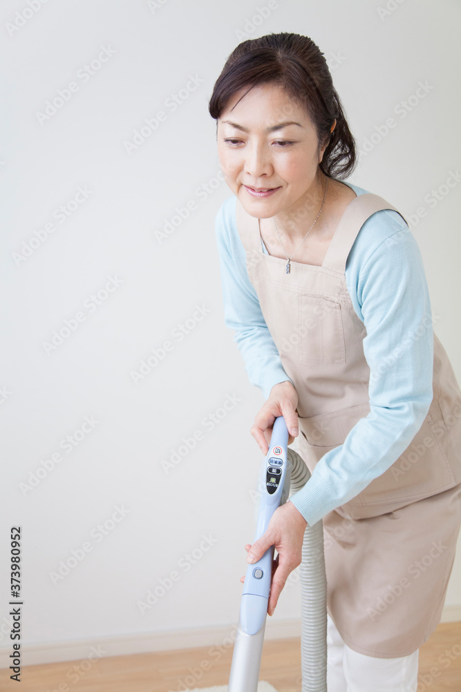 掃除機をかける主婦 掃除機をかける主婦
