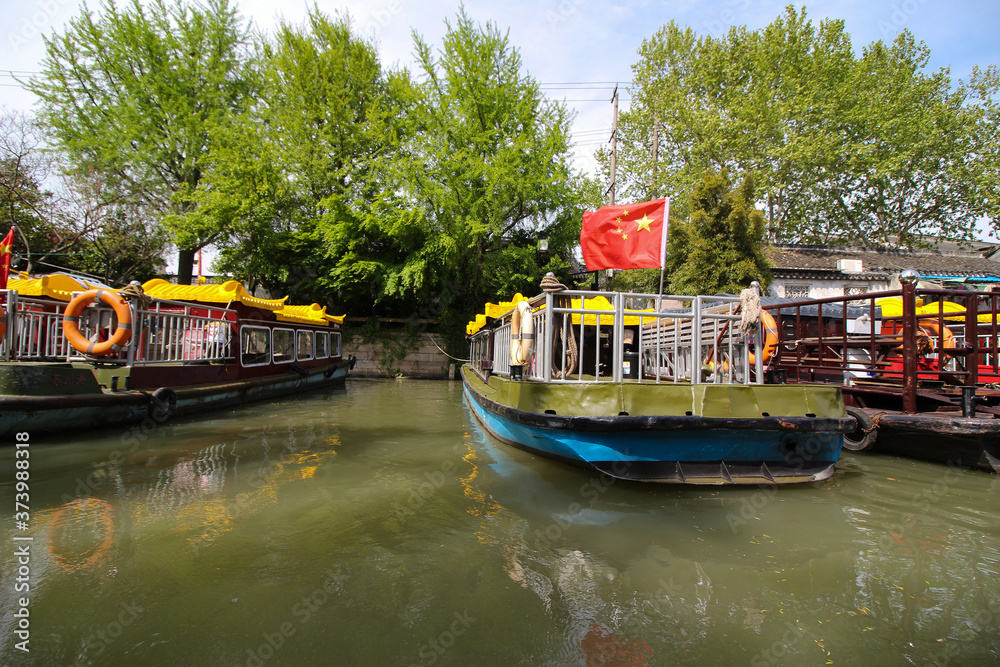 Naklejka premium Suzhou China picturesque waterway canal